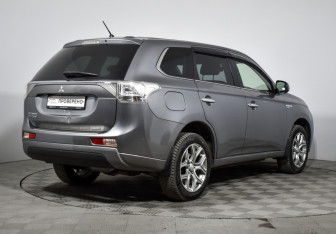 Подержанный автомобиль Mitsubishi Outlander 2013 года (5 фото)