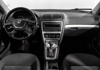 Подержанный автомобиль Skoda Octavia Liftback 2011 года (14 фото)
