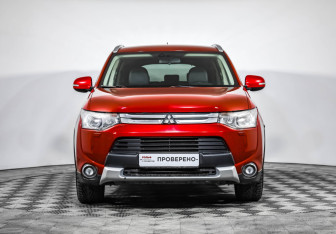 Подержанный автомобиль Mitsubishi Outlander 2014 года (2 фото)