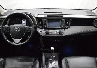 Подержанный автомобиль Toyota RAV4 2017 года (14 фото)