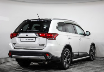 Подержанный автомобиль Mitsubishi Outlander 2016 года (7 фото)