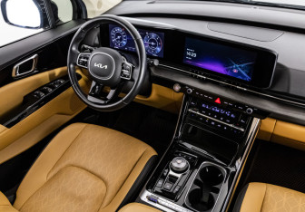 Подержанный автомобиль Kia Carnival 2022 года (15 фото)
