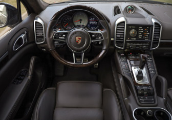 Подержанный автомобиль Porsche Cayenne 2015 года (13 фото)