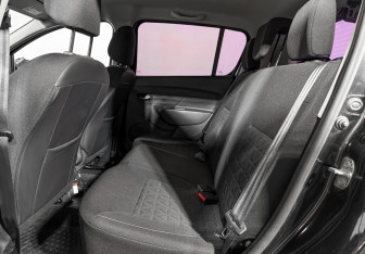 Подержанный автомобиль Renault Sandero 2016 года (12 фото)