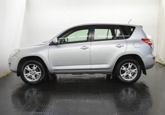 Подержанный автомобиль Toyota RAV4 2009 года (8 фото)