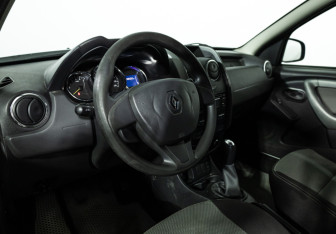 Подержанный автомобиль Renault Duster 2015 года (11 фото)