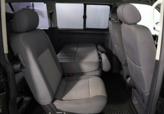 Подержанный автомобиль Volkswagen Caravelle 2013 года (26 фото)