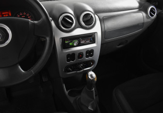 Подержанный автомобиль Renault Sandero 2013 года (16 фото)