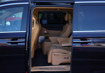 Подержанный автомобиль Voyah Dream 2023 года (8 фото)