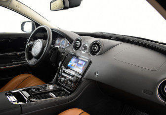 Подержанный автомобиль Jaguar XJ 2016 года (33 фото)