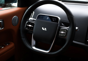 Подержанный автомобиль LiXiang L9 2023 года (11 фото)