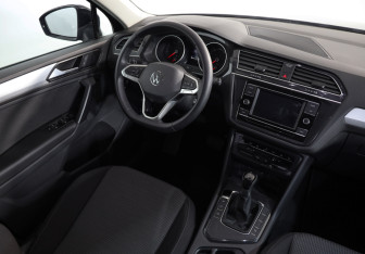 Подержанный автомобиль Volkswagen Tiguan 2021 года (8 фото)