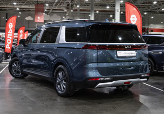 Подержанный автомобиль Kia Carnival 2021 года (10 фото)