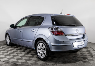 Подержанный автомобиль Opel Astra Hatchback 2010 года (7 фото)