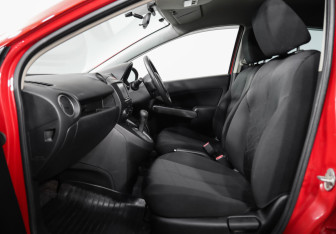 Подержанный автомобиль Mazda Demio 2012 года (18 фото)