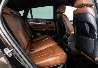 Подержанный автомобиль BMW X6 2015 года (23 фото)