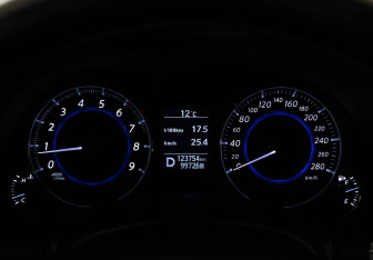 Подержанный автомобиль Infiniti QX70 2015 года (29 фото)