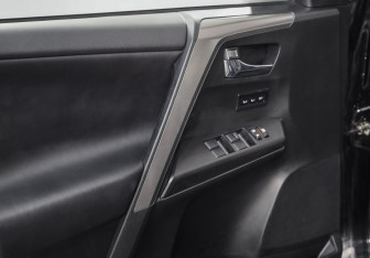 Подержанный автомобиль Toyota RAV4 2016 года (20 фото)