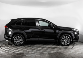 Подержанный автомобиль Toyota RAV4 2023 года (6 фото)