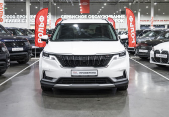 Подержанный автомобиль Kia Carnival 2021 года (3 фото)