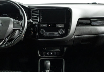 Подержанный автомобиль Mitsubishi Outlander 2018 года (14 фото)