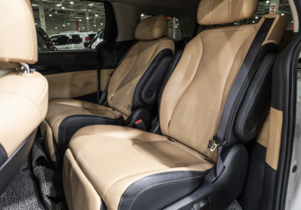 Подержанный автомобиль Kia Carnival 2021 года (13 фото)
