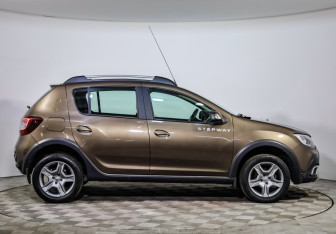 Подержанный автомобиль Renault Sandero 2020 года (4 фото)