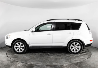 Подержанный автомобиль Mitsubishi Outlander 2010 года (8 фото)