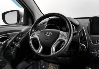 Подержанный автомобиль Hyundai ix35 2012 года (15 фото)