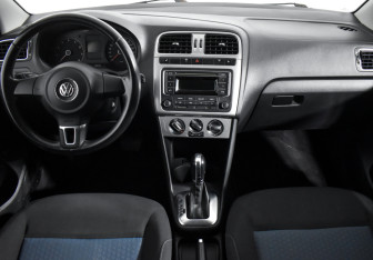 Подержанный автомобиль Volkswagen Polo Sedan 2013 года (14 фото)