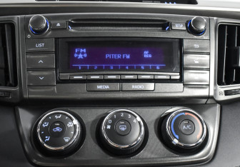Подержанный автомобиль Toyota RAV4 2015 года (16 фото)