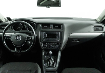 Подержанный автомобиль Volkswagen Jetta Sedan 2016 года (13 фото)