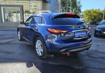 Подержанный автомобиль Infiniti QX70 2014 года (6 фото)