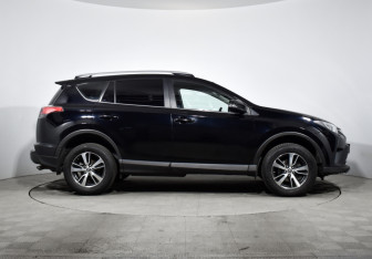 Подержанный автомобиль Toyota RAV4 2017 года (4 фото)