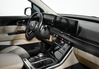 Подержанный автомобиль Kia Carnival 2020 года (15 фото)