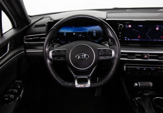 Подержанный автомобиль Kia K5 2021 года (10 фото)