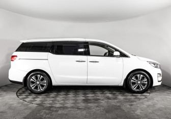 Подержанный автомобиль Kia Carnival 2019 года (4 фото)