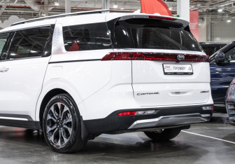 Подержанный автомобиль Kia Carnival 2021 года (8 фото)