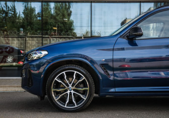 Подержанный автомобиль BMW X3 2021 года (10 фото)