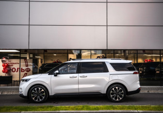 Подержанный автомобиль Kia Carnival 2021 года (9 фото)