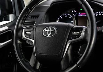 Подержанный автомобиль Toyota Land Cruiser Prado 2018 года (13 фото)