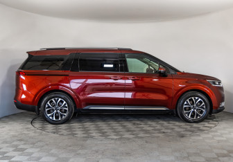 Подержанный автомобиль Kia Carnival 2023 года (4 фото)