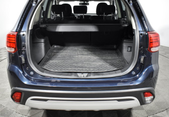 Подержанный автомобиль Mitsubishi Outlander 2022 года (19 фото)