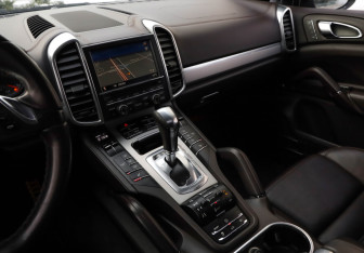 Подержанный автомобиль Porsche Cayenne 2010 года (25 фото)