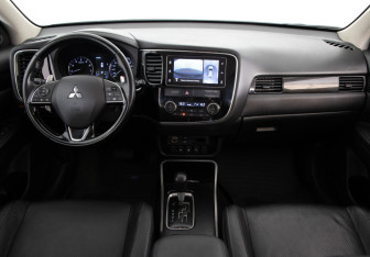 Подержанный автомобиль Mitsubishi Outlander 2017 года (9 фото)