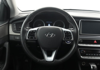 Подержанный автомобиль Hyundai Sonata 2018 года (10 фото)