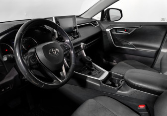 Подержанный автомобиль Toyota RAV4 2019 года (9 фото)