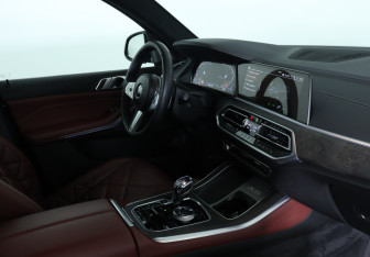 Подержанный автомобиль BMW X5 2022 года (10 фото)