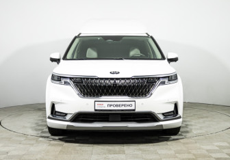 Подержанный автомобиль Kia Carnival 2021 года (2 фото)