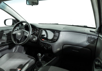 Подержанный автомобиль Kia Rio Hatchback 2011 года (9 фото)